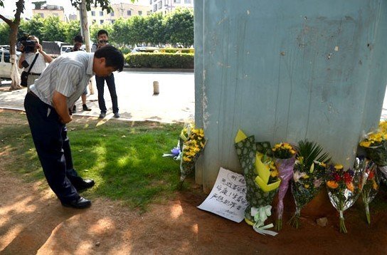 廈門市民前往事發(fā)地自發(fā)哀悼 8學生仍失蹤