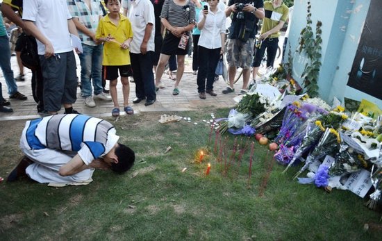 廈門市民前往事發(fā)地自發(fā)哀悼 8學(xué)生仍失蹤