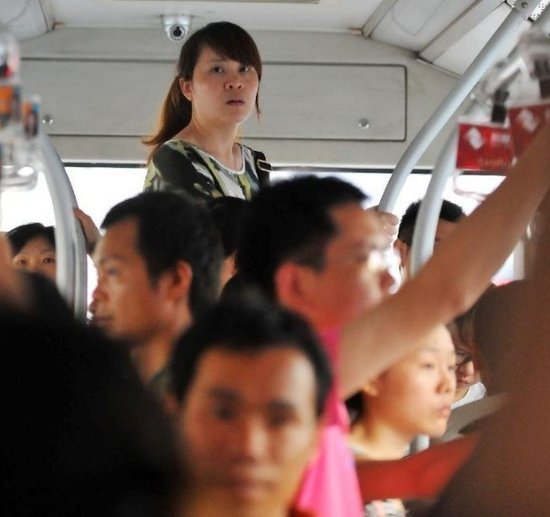廈門市民前往事發(fā)地自發(fā)哀悼 8學(xué)生仍失蹤