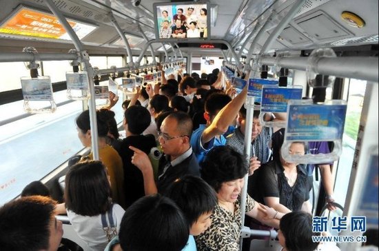 廈門市民前往事發(fā)地自發(fā)哀悼 8學(xué)生仍失蹤