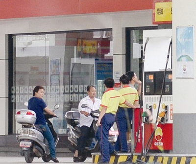 廈買罐裝汽油須實(shí)名制 無(wú)牌無(wú)證摩托車禁加汽油