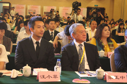 汪小菲現(xiàn)身兩岸婚姻家庭論壇 分享兩岸家庭體驗