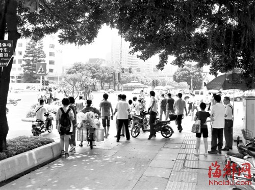 福州：難熬暴曬行人闖紅燈 警方稱將增設(shè)遮陽傘