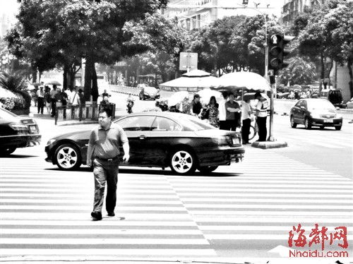 福州：難熬暴曬行人闖紅燈 警方稱將增設(shè)遮陽傘