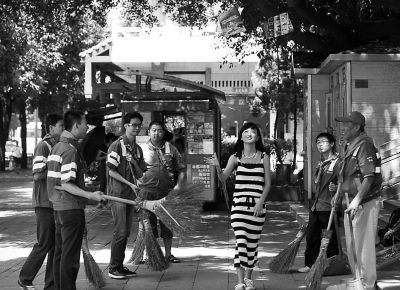福州街頭“環(huán)?？扉W”演繹“黑客帝國” 抵制亂扔廣告單