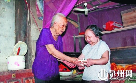 泉州一102歲母親照顧癱瘓女兒67年：直到我入土