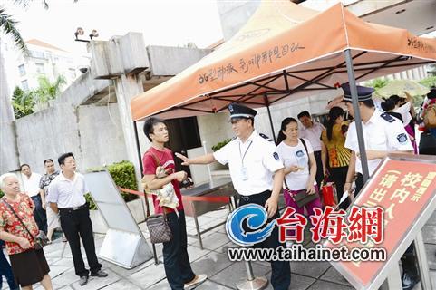 廈大迎新新生與其家屬準(zhǔn)入 眾游客校門口“認(rèn)親”