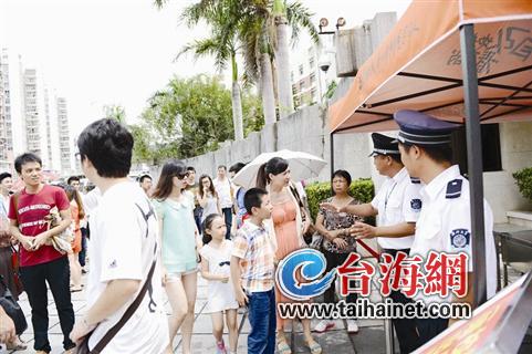 廈大迎新新生與其家屬準(zhǔn)入 眾游客校門(mén)口“認(rèn)親”