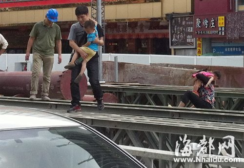 因南街改造 東街口到南門(mén)兜過(guò)街通道全封閉