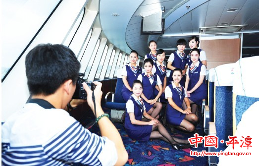 “海峽號(hào)”海乘集體拍寫真