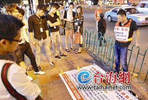武漢“賣面男”轉(zhuǎn)戰(zhàn)廈門 吐一次口水漲價到百元