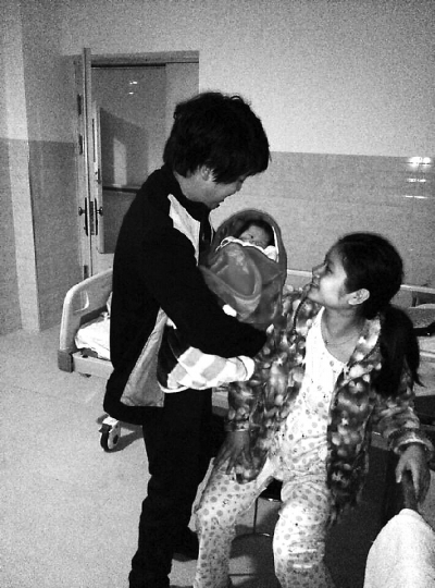 福利院女兒酉健當(dāng)媽媽　婚后生活因?qū)殞毟訄A滿