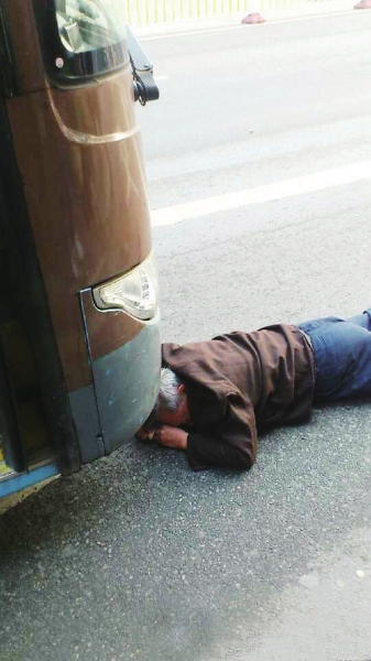 老人倒地 福州公交司機(jī)先找人作證再扶人引發(fā)爭論