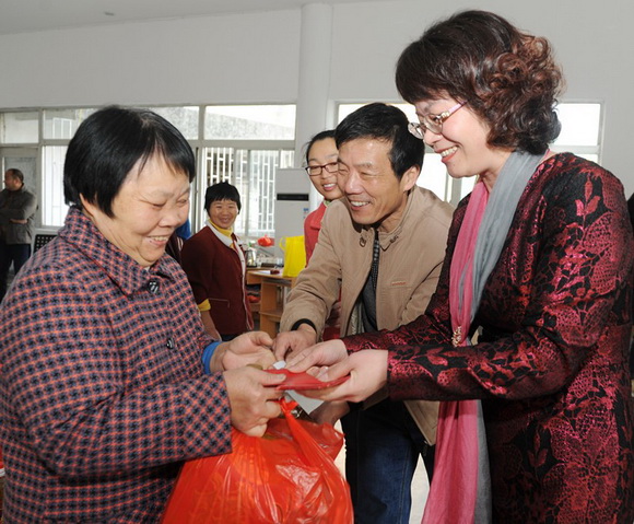 百名貧困母親收到慰問(wèn)金（圖）