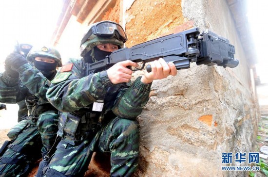 廈門(mén)武警特戰(zhàn)隊(duì)反恐實(shí)戰(zhàn)演練：拐角射擊槍驚艷(組圖)