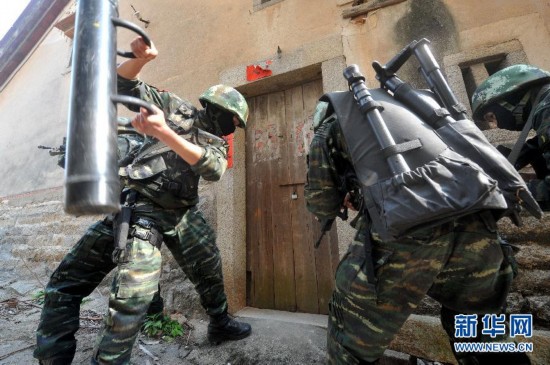 廈門(mén)武警特戰(zhàn)隊(duì)反恐實(shí)戰(zhàn)演練：拐角射擊槍驚艷(組圖)