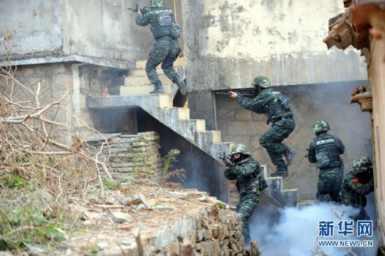 廈門武警特戰(zhàn)隊反恐實戰(zhàn)演練：拐角射擊槍驚艷(組圖)