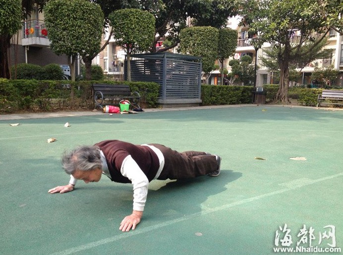牛！八旬“籃球奶奶”20分鐘做150俯臥撐（圖）