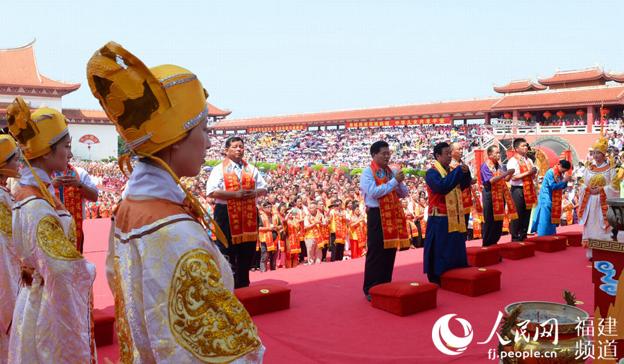莆田媽祖文化活動(dòng)周揭幕 萬(wàn)名信眾齊拜媽祖寫下史上之最(組圖)