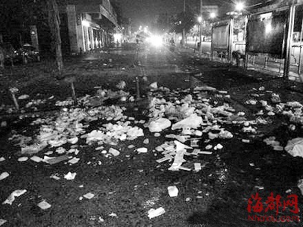 師大學生街日產16噸垃圾 9名環(huán)衛(wèi)工要三班倒清掃