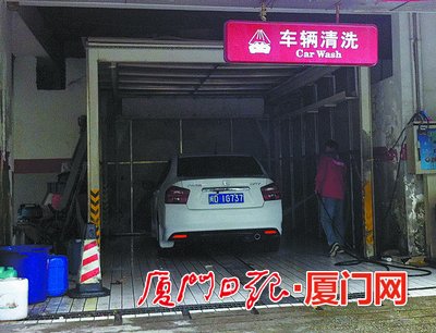 節(jié)后廈門服務(wù)行業(yè)現(xiàn)缺工現(xiàn)象 十幾米內(nèi)六家店在招人