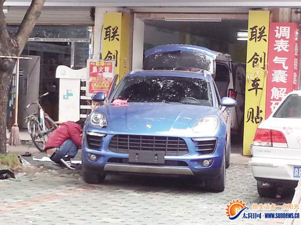 貼暗色車膜差點(diǎn)釀車禍 廈門市場(chǎng)上不達(dá)標(biāo)車膜泛濫