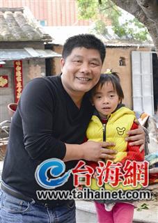 廈門現(xiàn)最美“托舉哥” 拯救懸在5樓防盜窗的女童