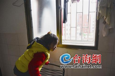 廈門現(xiàn)最美“托舉哥” 拯救懸在5樓防盜窗的女童