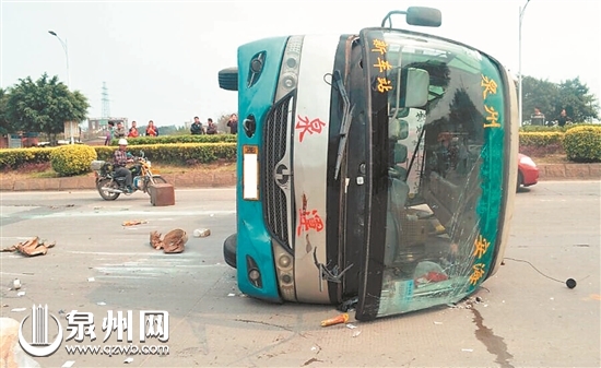 客車(chē)避閃前車(chē)側(cè)翻 4乘客受傷無(wú)大礙