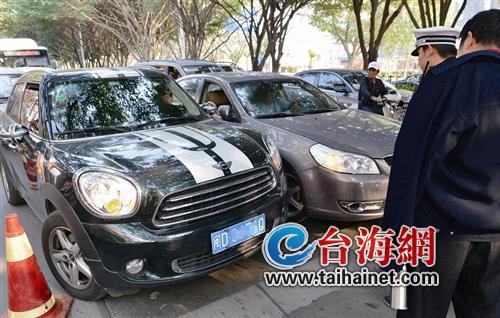 蔡塘廣場(chǎng)發(fā)生多起車禍 交警高峰時(shí)段劃斑馬線惹禍