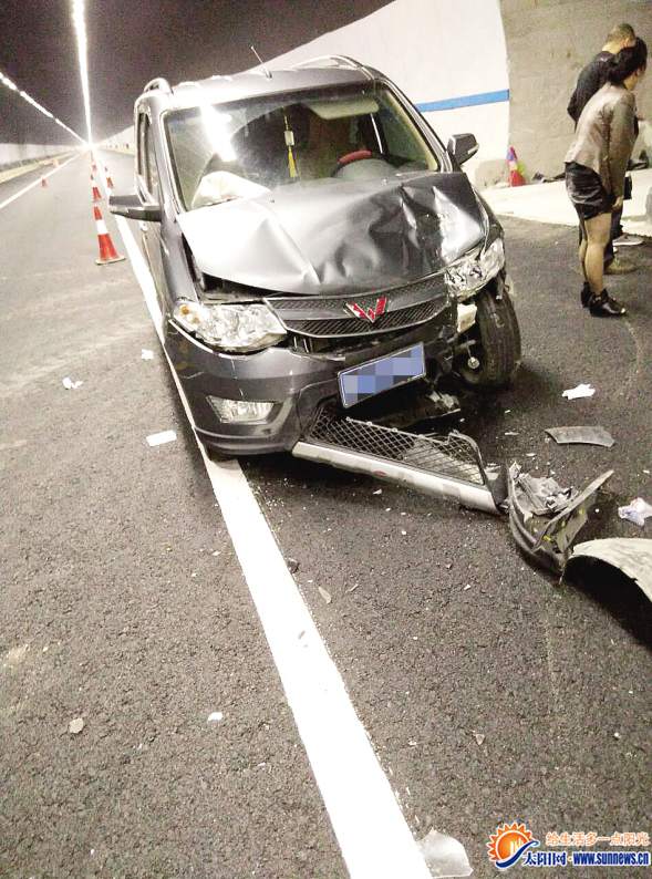 越野車走錯(cuò)路想在隧道內(nèi)掉頭 撞上面包車五人受傷