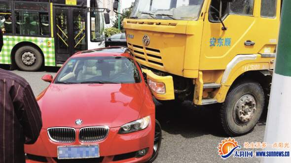 豪車路口調(diào)頭與渣土車相撞 寶馬車左后側(cè)基本毀容