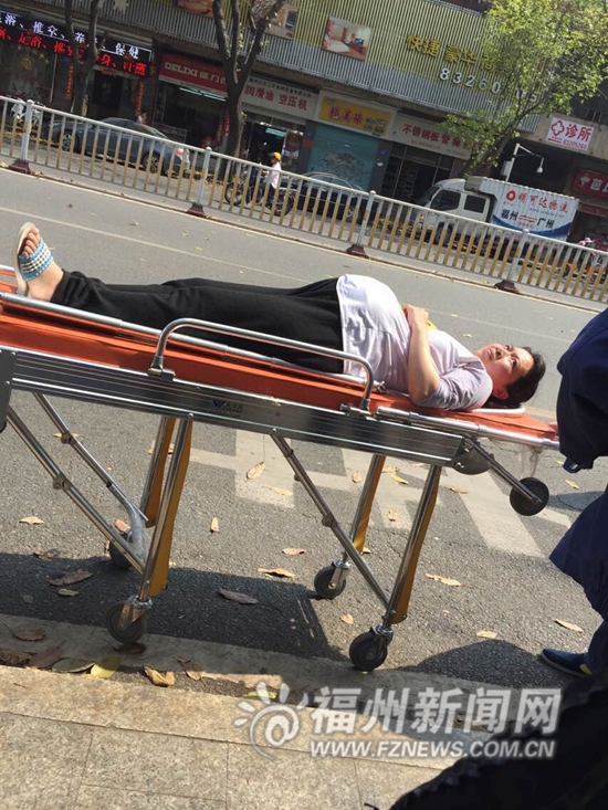 待產(chǎn)孕婦遭車門夾摔下公交車 司機(jī)稱監(jiān)控屏模糊