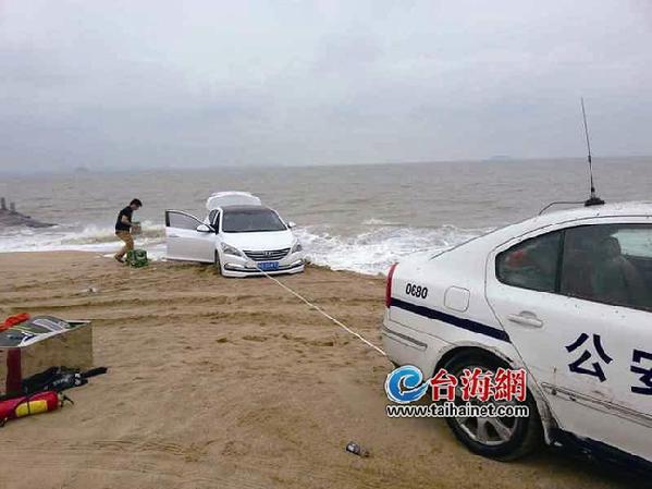 廈門一任性游客為看風(fēng)景開(kāi)車進(jìn)沙灘 警車被
