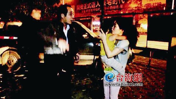 店面起火一家三口被困 躲進(jìn)衛(wèi)生間等待救援