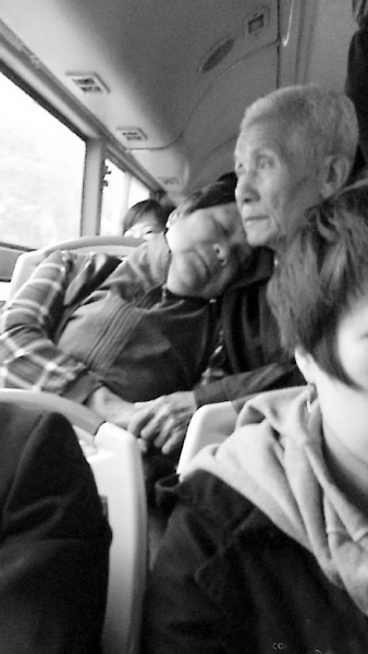 福州公交車上這對老人好甜蜜 網(wǎng)友：最浪漫的事