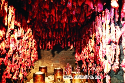 廣州死豬拌農(nóng)藥腌制臘肉曝光 記者目擊制作現(xiàn)場(chǎng)