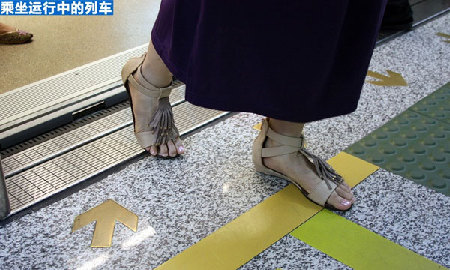 如何安全乘坐地鐵和扶梯？