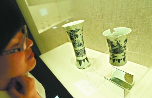 首博展出鑒寶節(jié)目曝光贗品 觀眾近距離辨真?zhèn)?/></p>

<p><span>這是贗品瓷器“崇禎青花筆筒”（右）和館藏真品“康熙青花花鳥觚”（左）同臺展出。記者 方非攝</span></p>

<p><span>記者 韓亞棟</span></p>

<p><span>北京電視臺的《天下收藏》節(jié)目，向來以主打“去偽存真”理念而著稱；不過今天，一批在這檔電視鑒寶節(jié)目中被專家慧眼識出的贗品文物，卻被“請”進了首都博物館，并且和真正的文物藏品來了一次針鋒相對的“較量”。從今天起至10月14日，《“假”如這樣—真“假”藏品對比展》在首博圓廳二層展廳舉行。該展覽由市文物局和市廣電局主辦、首都博物館和北京電視臺承辦，共有40余件真品與30余件贗品一同進行展出。</span></p>

<p><span style=