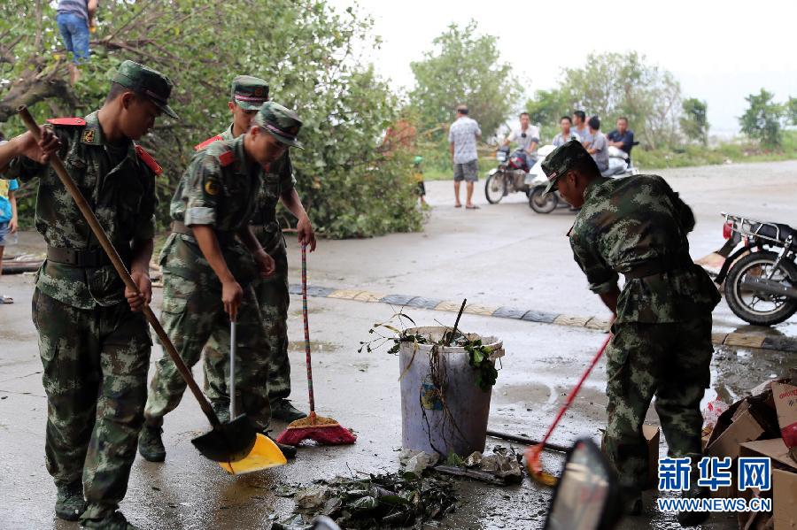 邊防官兵幫受災群眾恢復生產(chǎn)生活