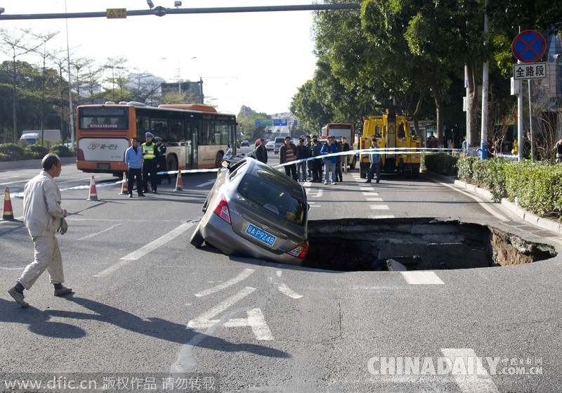 廣州科韻路發(fā)生地陷 一小轎車(chē)栽進(jìn)坑里