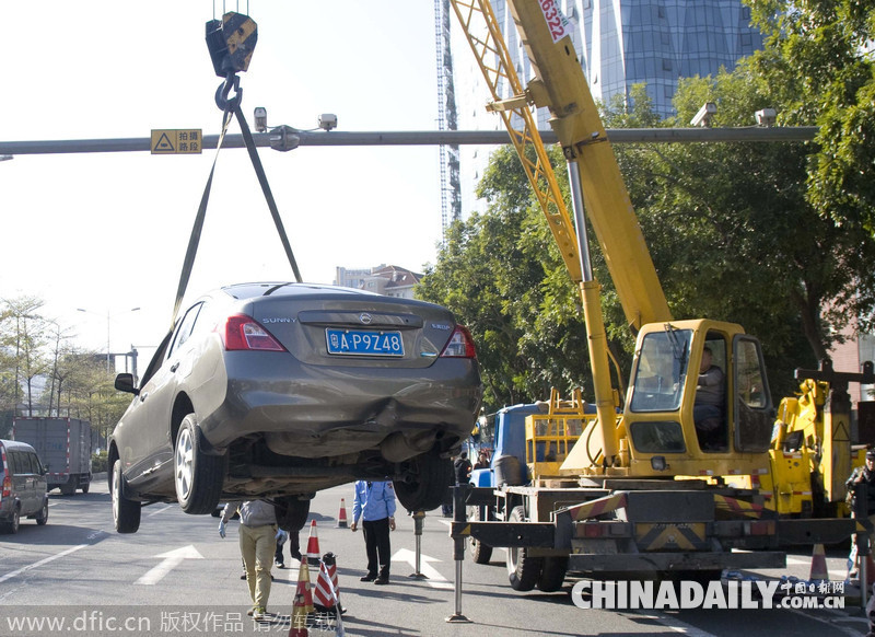 廣州科韻路發(fā)生地陷 一小轎車栽進坑里