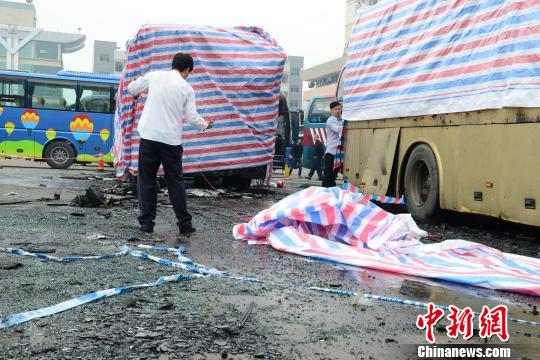 佛山一客運(yùn)站清晨3輛客車(chē)起火 兩車(chē)燒毀遍地油污
