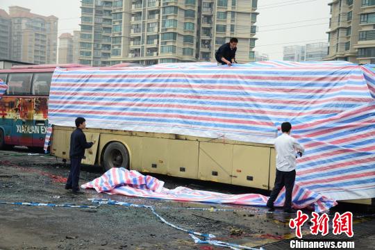 佛山一客運(yùn)站清晨3輛客車(chē)起火 兩車(chē)燒毀遍地油污