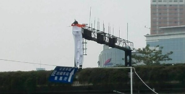 男子爬廣州火車站龍門架揚(yáng)言跳橋 被警方制服帶離