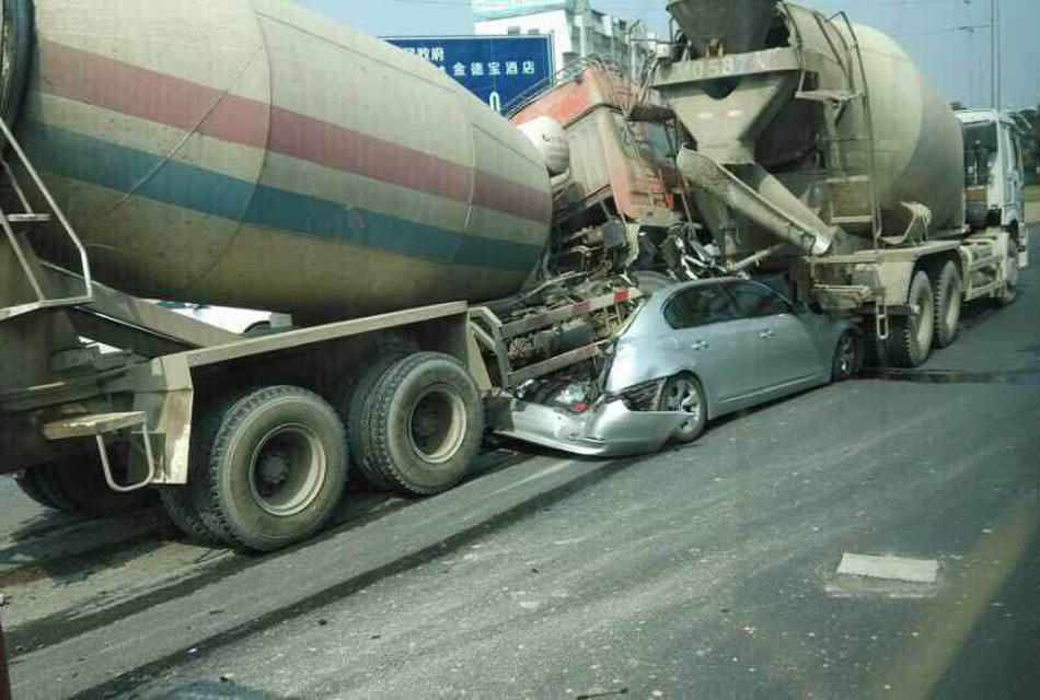 廣東梅州兩水泥車失控壓扁寶馬 車內(nèi)姐妹身亡