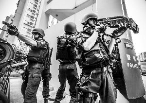 北上廣等地特警配“拐彎槍”多國(guó)警方希望購(gòu)買(圖)