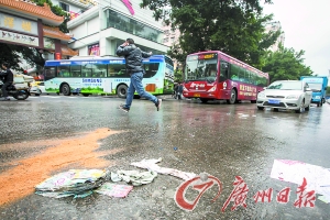 泥頭車撞飛雨衣男 街坊自發(fā)為逝者撐傘