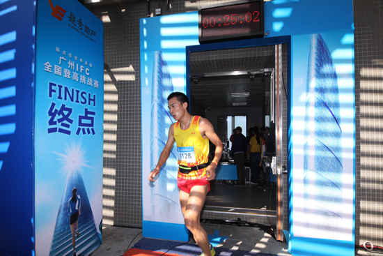 13分54秒！奧運(yùn)選手勇奪廣州IFC登高賽冠軍
