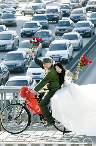 當(dāng)結(jié)婚遭遇“愛情和面包”難題：裸婚你能接受嗎？